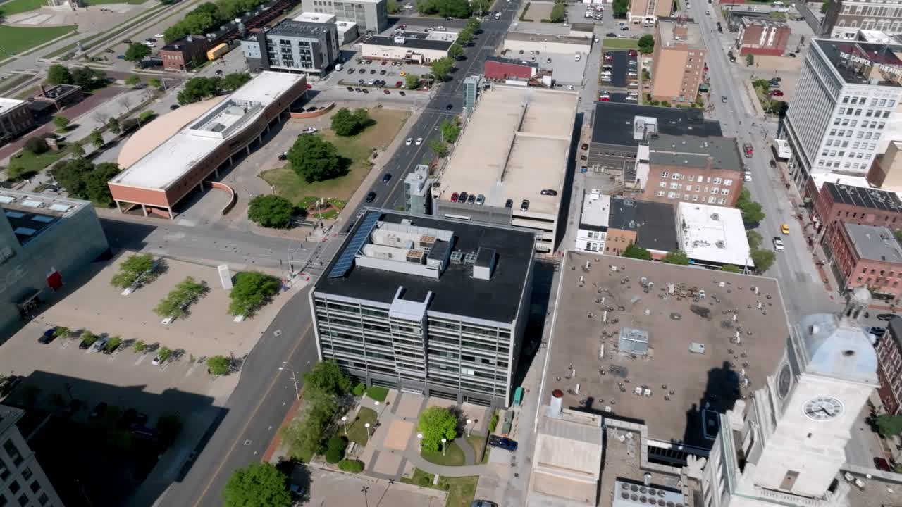 centro de davenport, iowa con video de avión no tripulado moviéndose de derecha a izquierda desde la torre del reloj hasta el río mississippi
