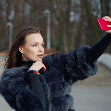 una mujer joven tomando una selfie.