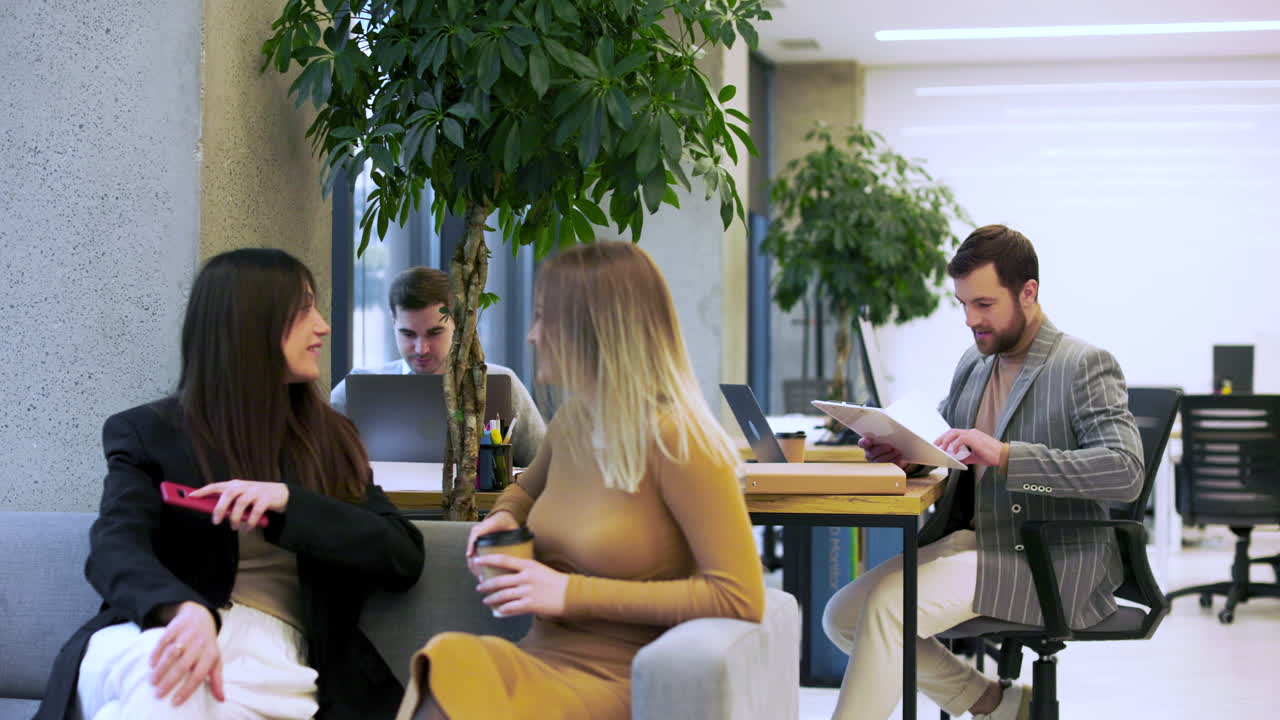 휴식시간에 이야기하는 동료들