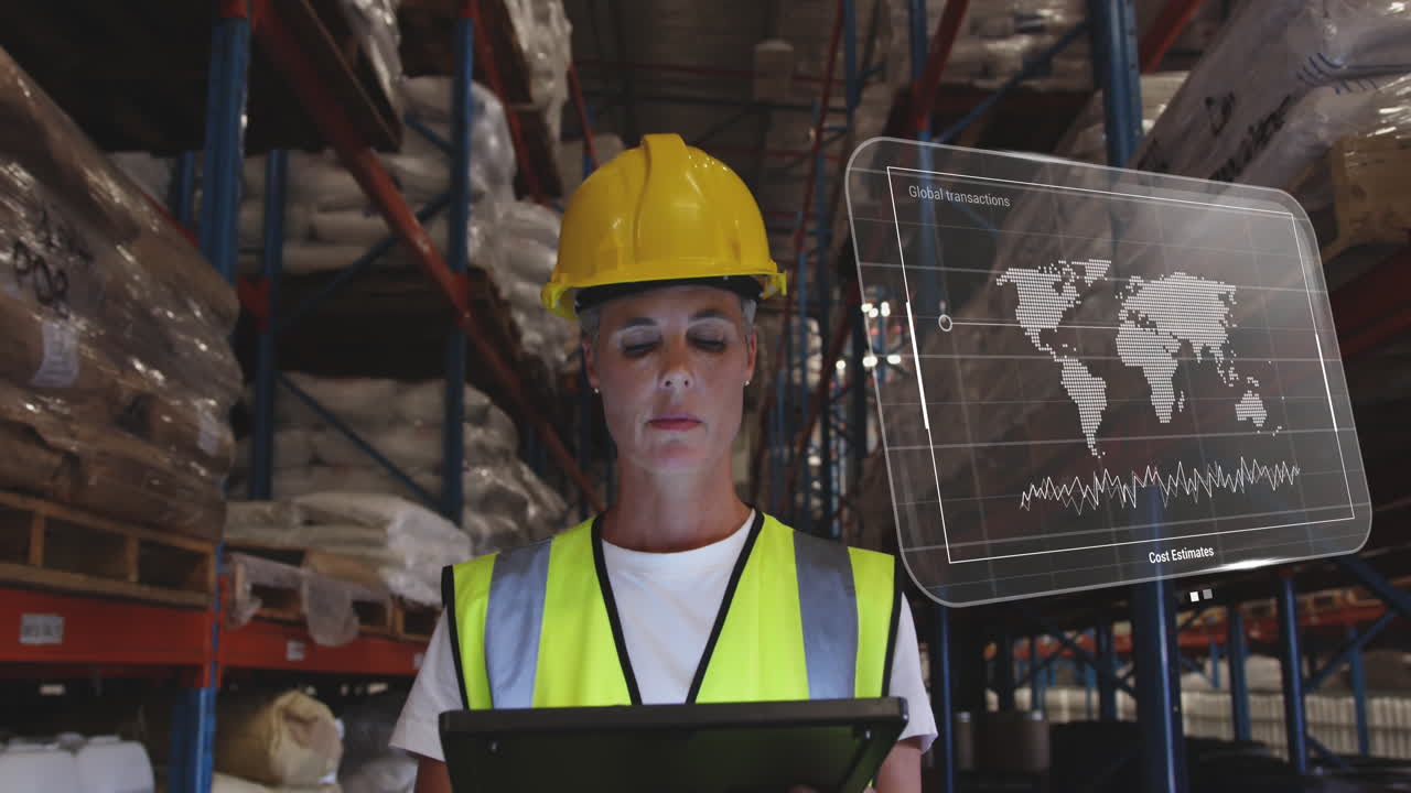 animación del procesamiento de datos en la pantalla sobre una mujer caucásica que trabaja en un almacén