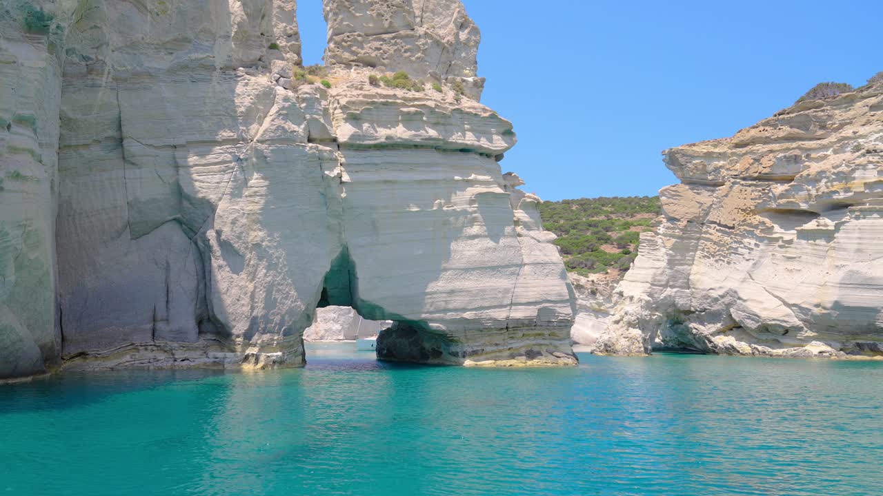 arco de kleftiko en la isla griega de milos, cícladas, grecia