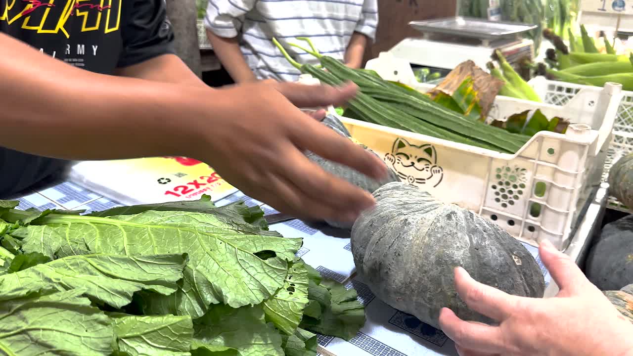 아시아 시장 에서 신선 한 호박 과 채소