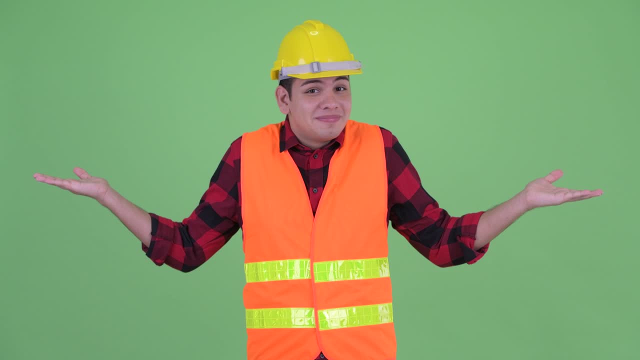 joven apuesto hombre multiétnico trabajador de la construcción