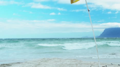 Rote-Und-Gelbe-Sicherheitsflagge-Am-Strand