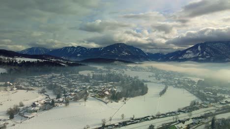 Luftaufnahme-Einer-Schneebedeckten-Bergstadt-Im-Nebel