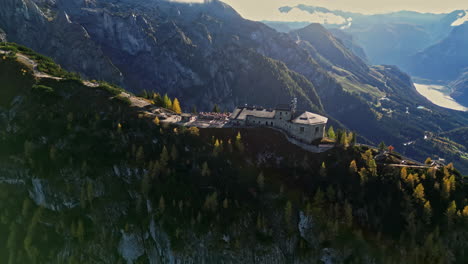 Das-Adlernest-Wurde-Von-Einer-Orbitaldrohne-Aus-Der-Luft-Geschossen,-Mit-Herrlichem-Blick-Auf-Die-Berge