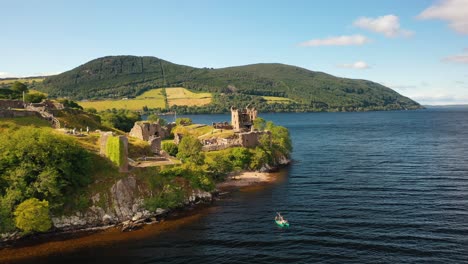 El-Vecino-De-Nessie:-Mística-Aérea-Del-Castillo-De-Urquhart,-Que-Preside-El-Lago-Ness,-Inverness,-Tierras-Altas-De-Escocia,-Escocia