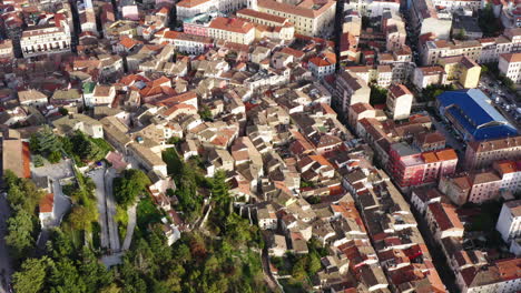 Toma-Aérea-Del-Casco-Histórico-De-Campobasso-En-La-Región-De-Molise-En-Italia-Durante-La-Puesta-De-Sol