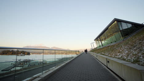 Hermoso-Muelle-Y-Puerto-En-Una-Ciudad-Costera-Moderna