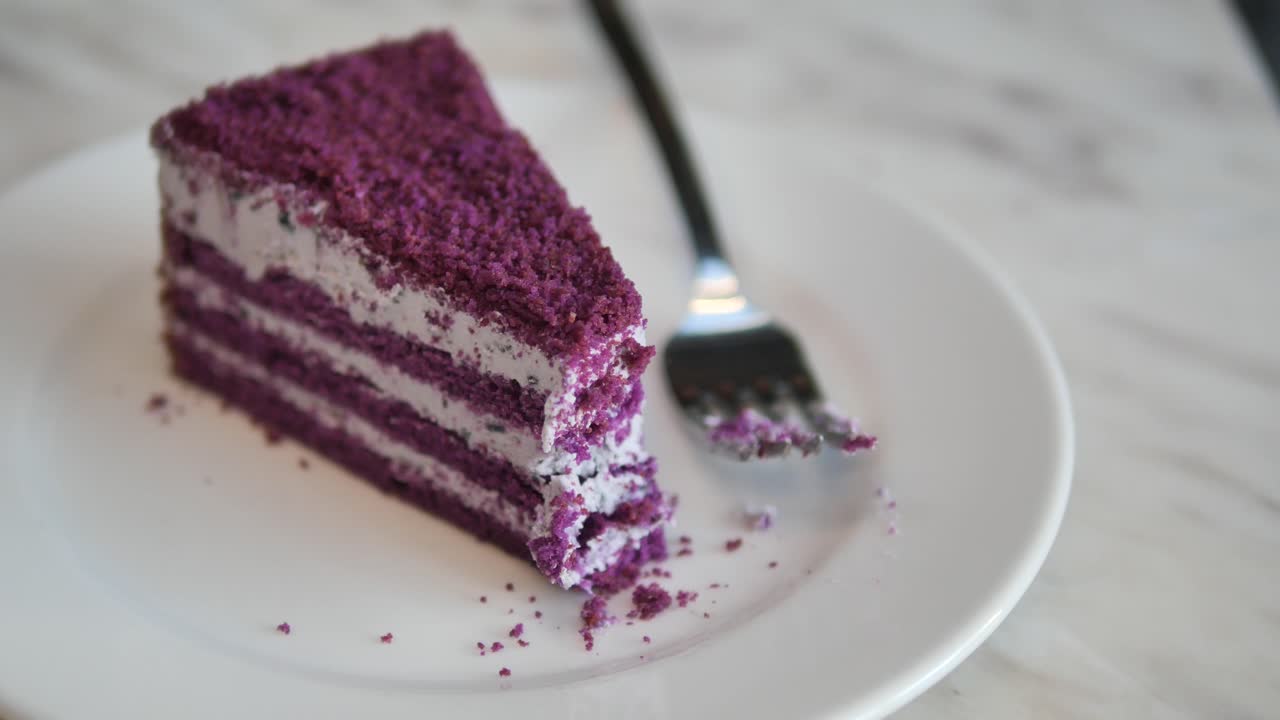 Deliziosa fetta di torta a strati viola