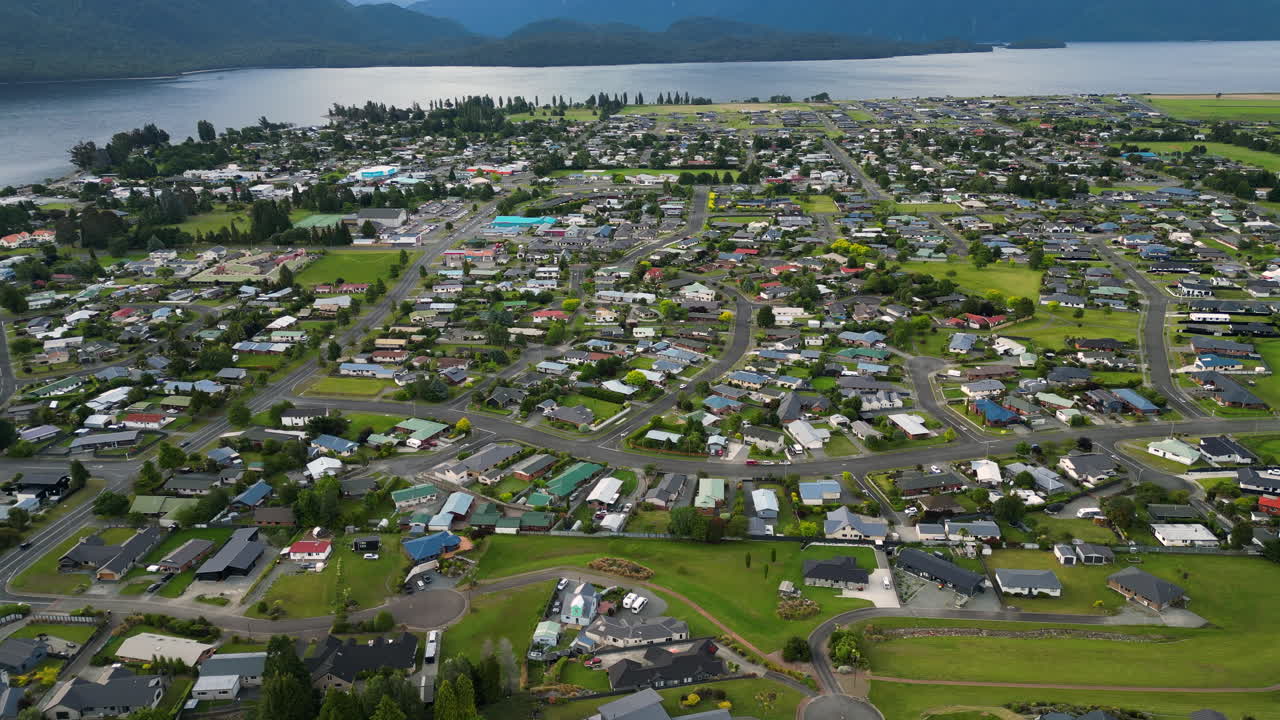 경치 좋은 호숫가 마을 테아나우, 사우스랜드, 뉴질랜드의 높은 각도 전망