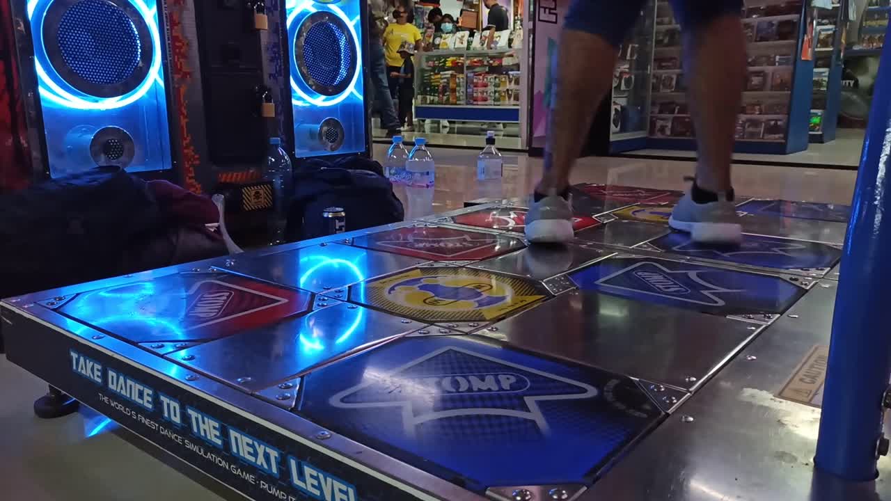 Un giocatore di videogiochi che balla su una dance pad.
