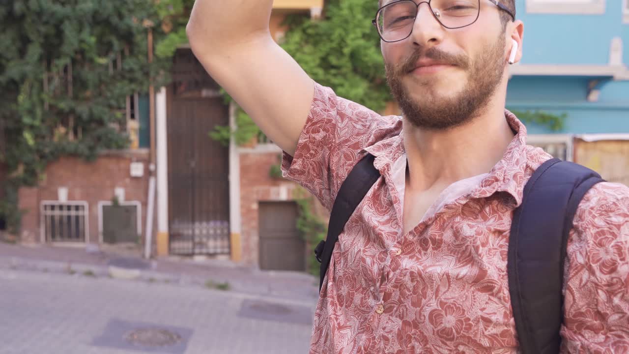 el joven está feliz y bailando.