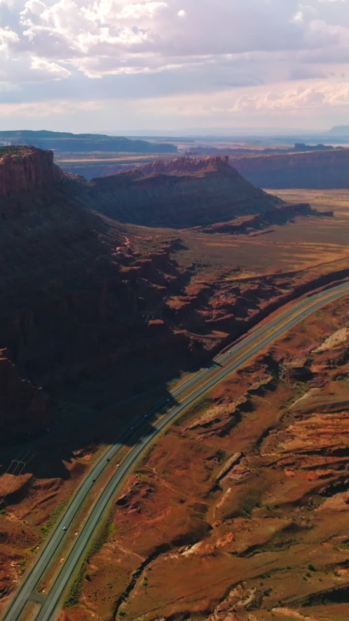 Amazing rocks in the rays of bright summer sun. Panoramic view of magnificent canyons and deserts in Utah, USA. Vertical video