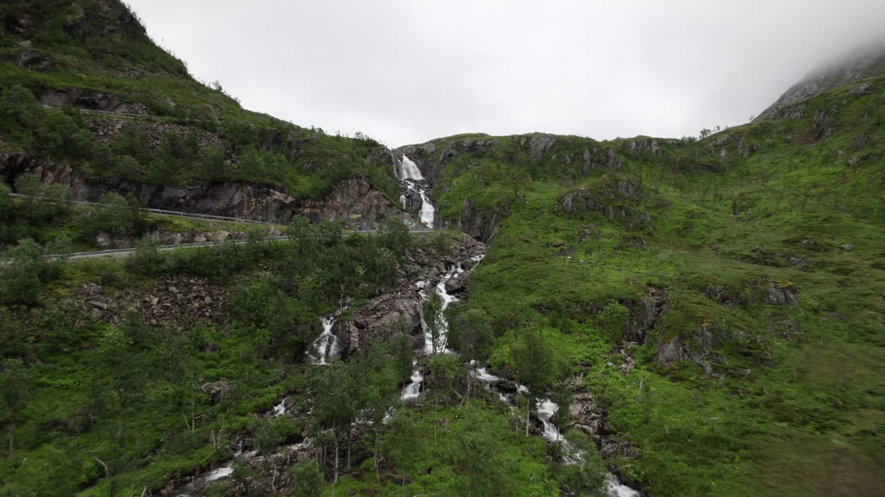 volando lejos de la cascada en el estrecho valle de senja en noruega