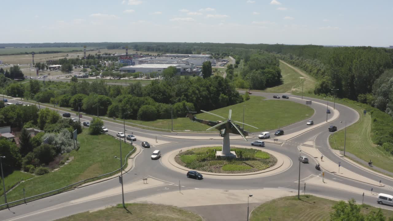 Imágenes de dron de un antiguo helicóptero soviético MI-24 en la rotonda de Szolnok, Hungría