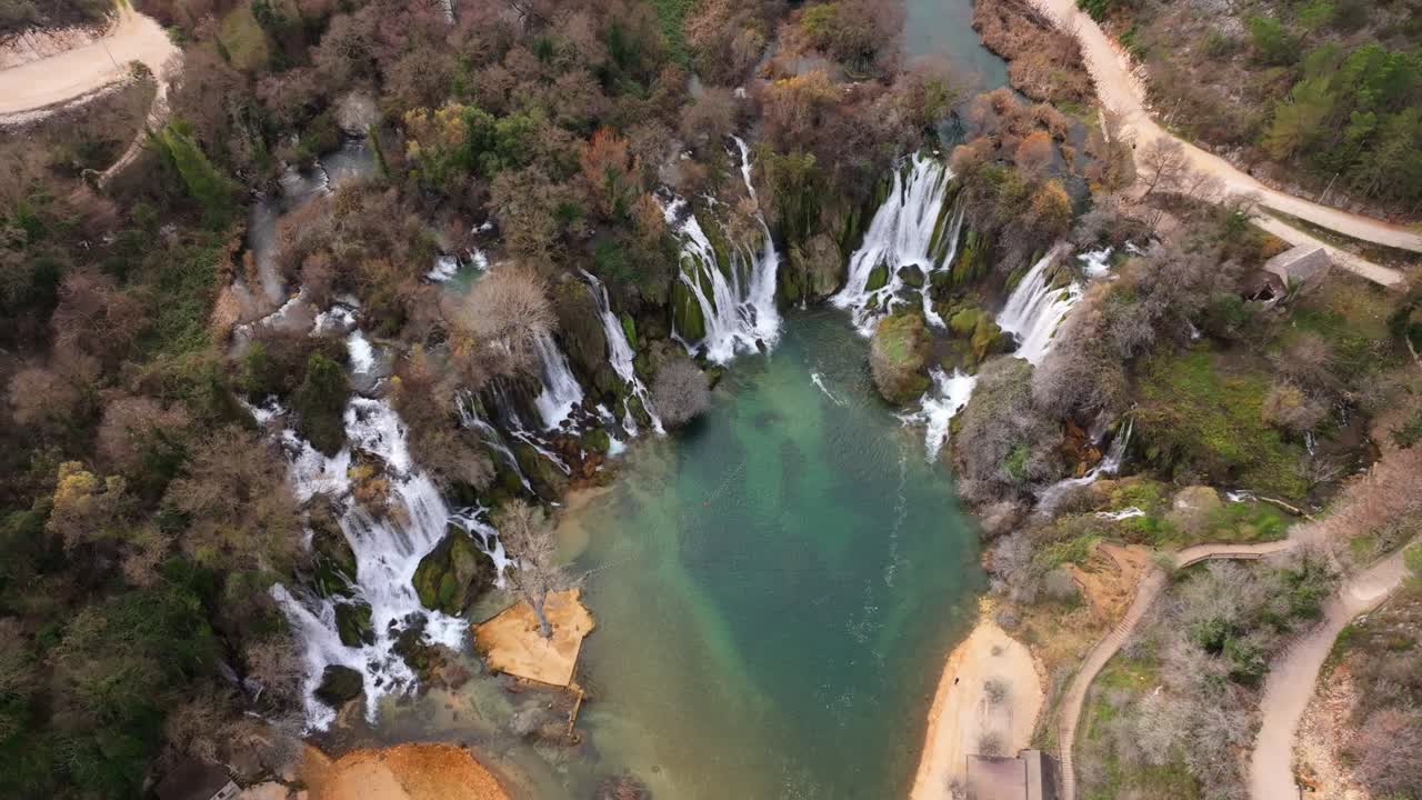 Captura aérea de las cascadas de Kravica enmarcadas por el follaje otoñal