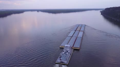 una hermosa antena de una barcaza que viaja por el río mississippi 2