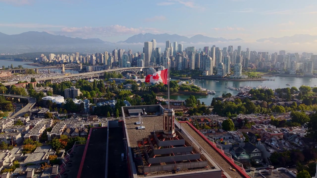 Vista aerea di False Creek e del centro di Vancouver dalla zona di Fairview vicino a Broadway, Columbia Britannica, Canada, con la bandiera canadese visibile nella scena