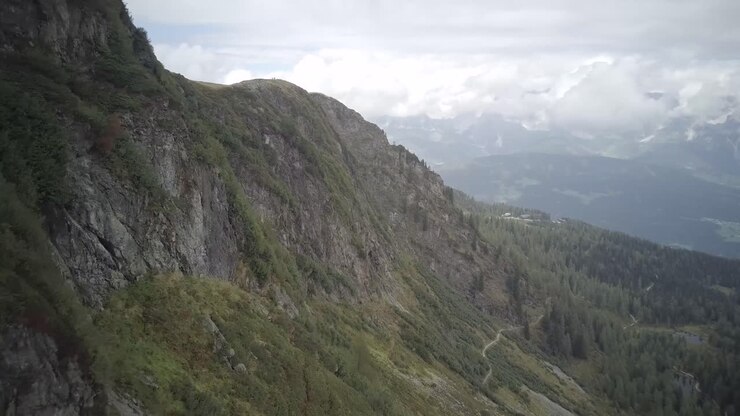Drohnenaufnahme eines Berghangs bei Schärding entlang von Felsen im Herbst, Österreich