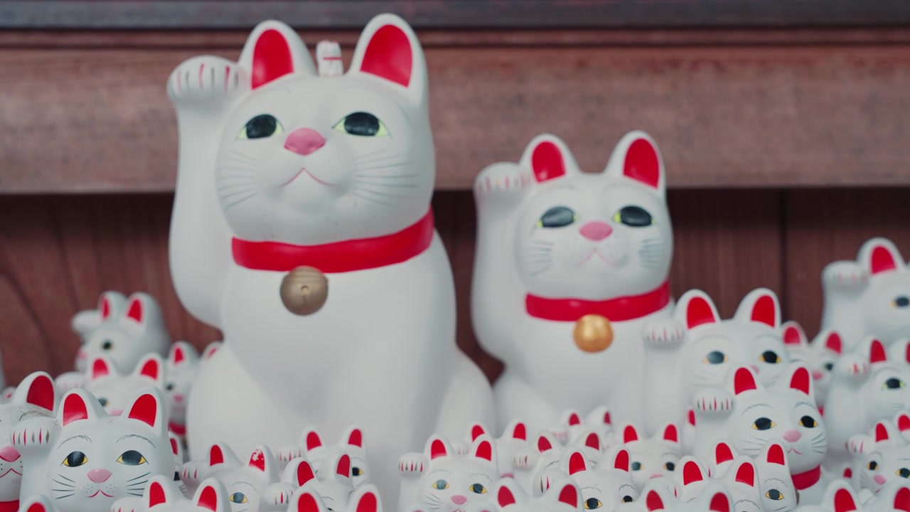 Hundratals traditionella Maneki Neko lyckokattstatyer vid Gotokuji-templet, en av Tokyos mest unika och kulturellt betydelsefulla attraktioner