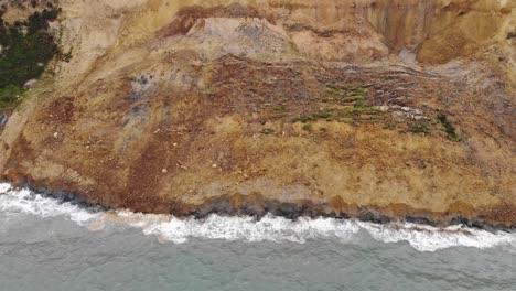 gran deslizamiento de tierra costera en la playa de seatown