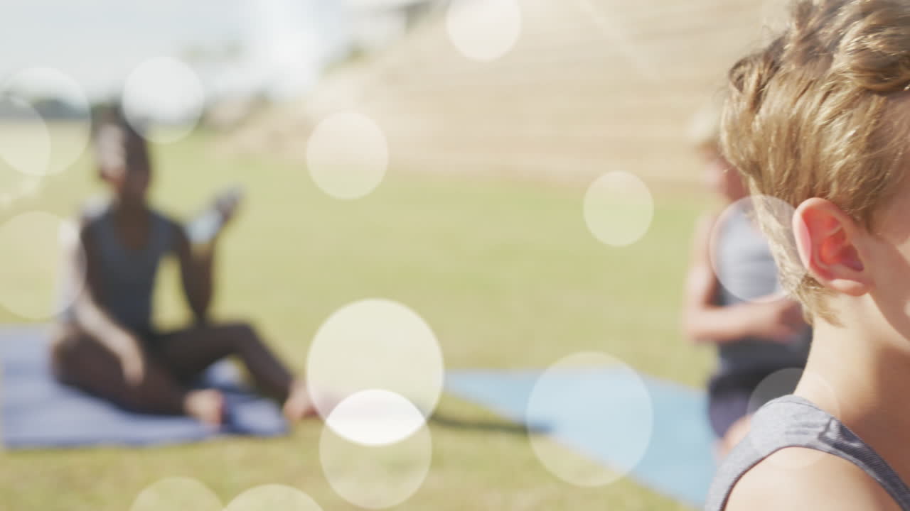 야외 요가 수업 에서 물 을 마시는 행복 한 다양한 학교 소년 들 위 에 있는 빛 의 반점 들 의 애니메이션