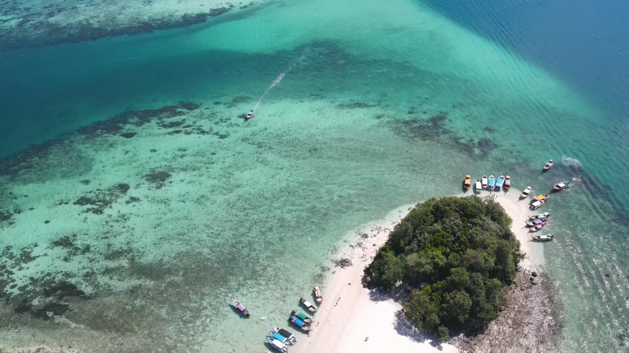 산호초, 코투프, 크라비와 함께 열대 섬에서 공중 추적 긴  ⁇ 리 보트