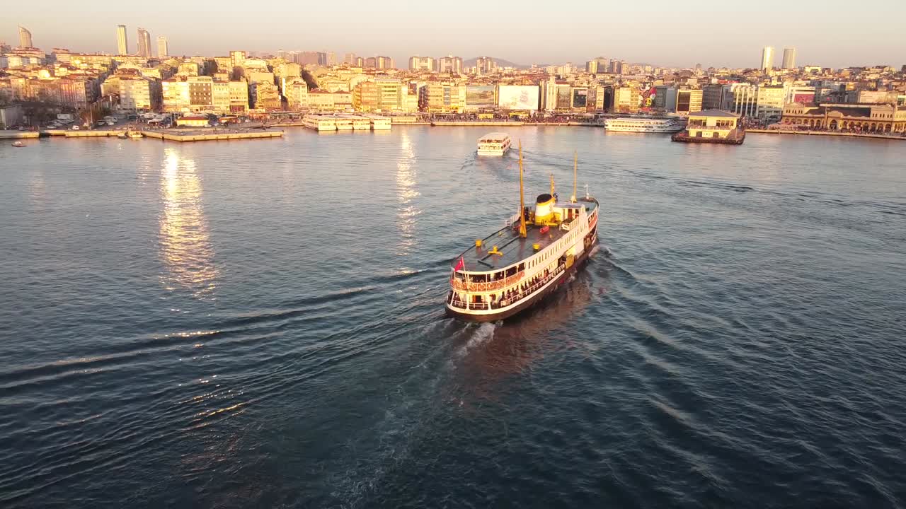 majestuosa antena mostrando ferries que cruzan el estrecho del bósforo en estambul, turkiye al atardecer