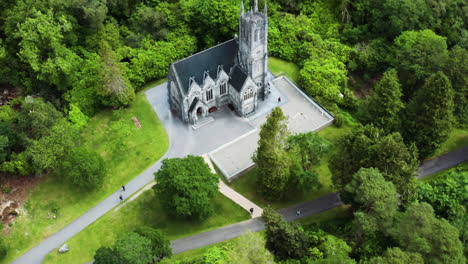 increíble arquitectura del castillo en los jardines históricos de la abadía de kylemore - revelación de inclinación aérea de drones