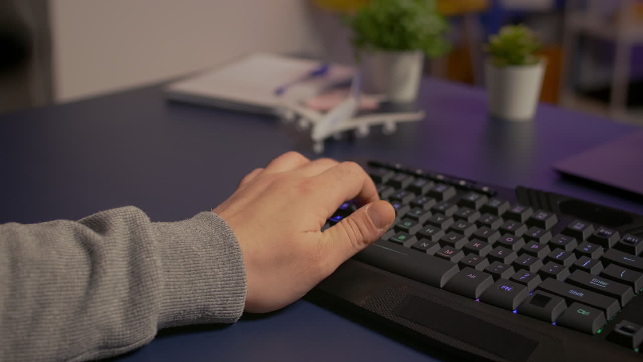 primer plano de un jugador escribiendo en un teclado rgb profesional