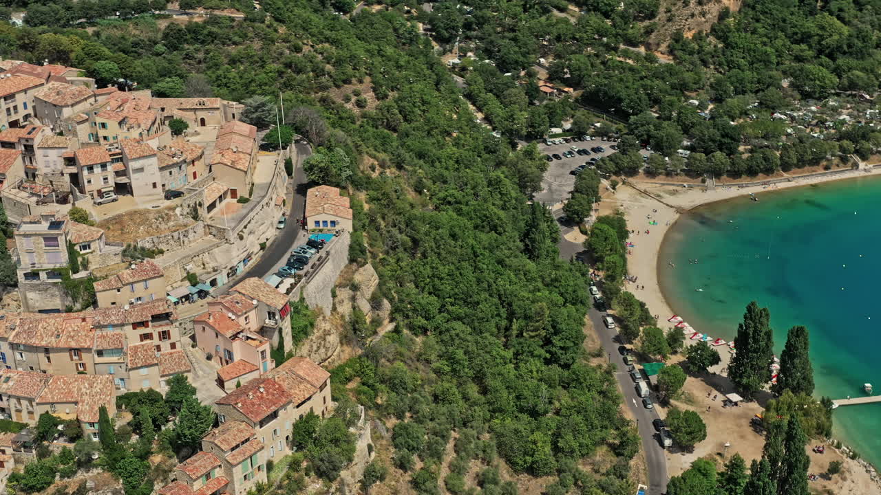 Sainte Croix du Verdon, Frankrig, luftfoto v1, fugleperspektiv, droneflyvning omkring bakkeby, der fanger arkitektur og bygninger fra midten af århundredet omgivet af smukt landskab - juli 2021