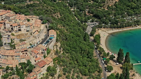 Sainte-Croix-Du-Verdon-Frankreich-Luftaufnahme-V1-Vogelperspektive-Drohne-Fliegt-Um-Ein-Bergdorf-Herum-Und-Fängt-Architekturen-Und-Gebäude-Aus-Der-Mitte-Des-Jahrhunderts-Ein,-Umgeben-Von-Einer-Wunderschönen-Landschaft---Juli-2021