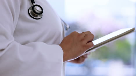 Woman,-doctor-and-hands-with-tablet-in-healthcare