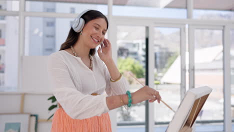 música, pintor bailando o mujer feliz pintando
