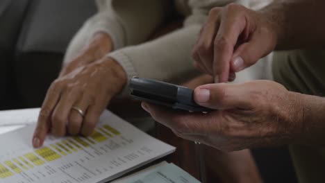 hombre y mujer de alto rango comprobando documentos