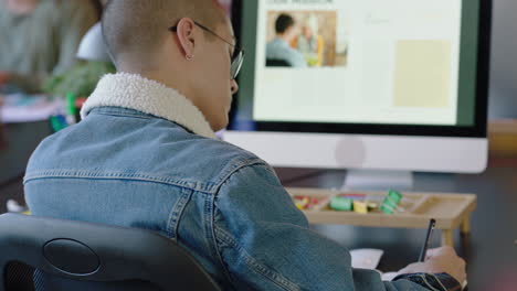 joven estudiante de negocios hombre usando computadora trabajando brainstorming proyecto de marketing escribiendo notas de estudio navegando en línea investigación en la oficina moderna
