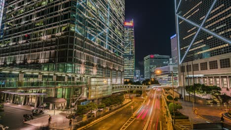rascacielos de hong kong y el tráfico por la noche.