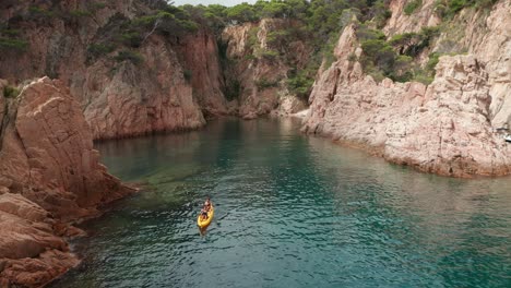 Canoa-Doble-Navegando-Por-El-Mar