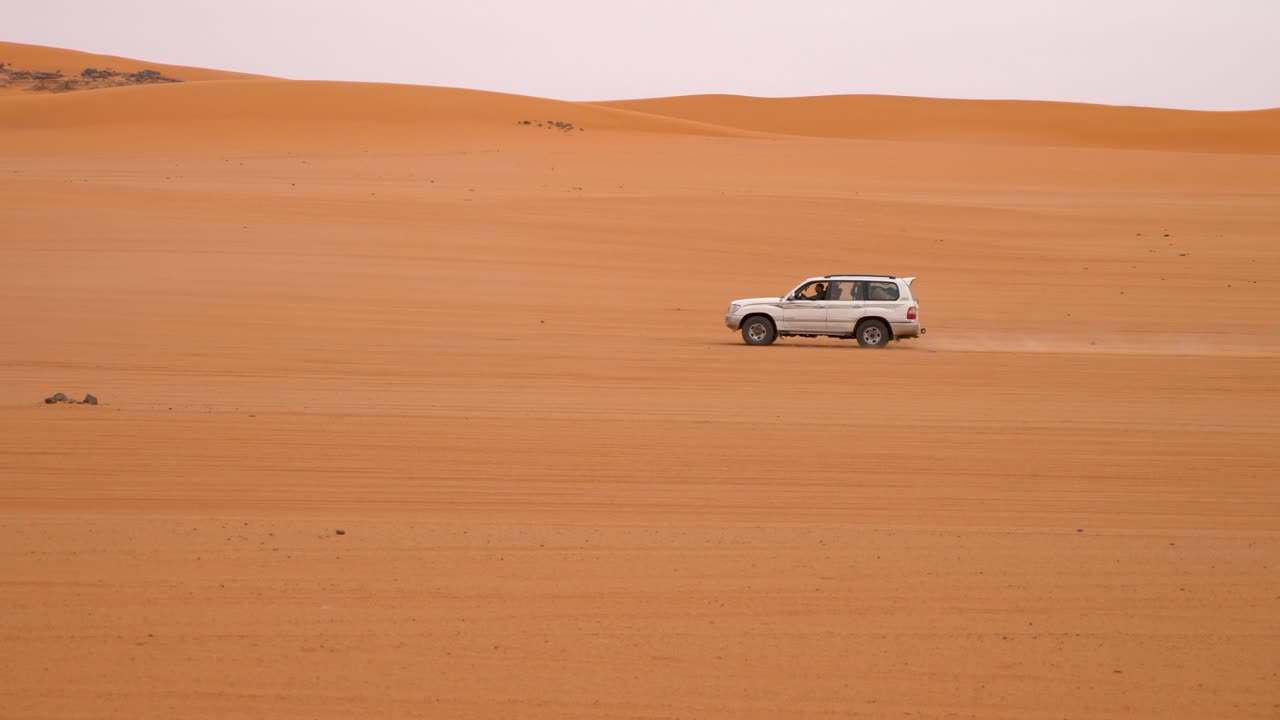 알제리 사막에서 4x4의 느린 샷
