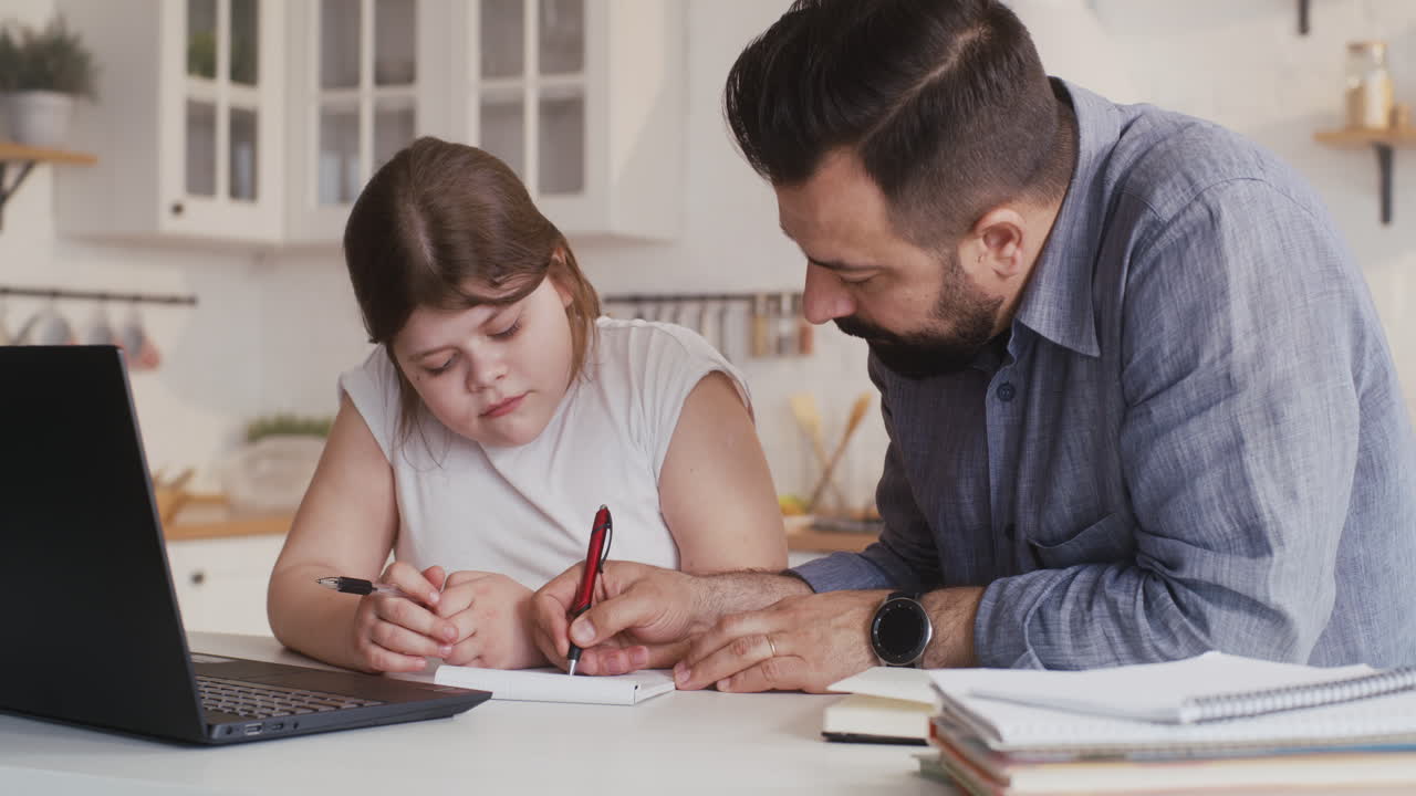 padre ayudando a su hija con los deberes