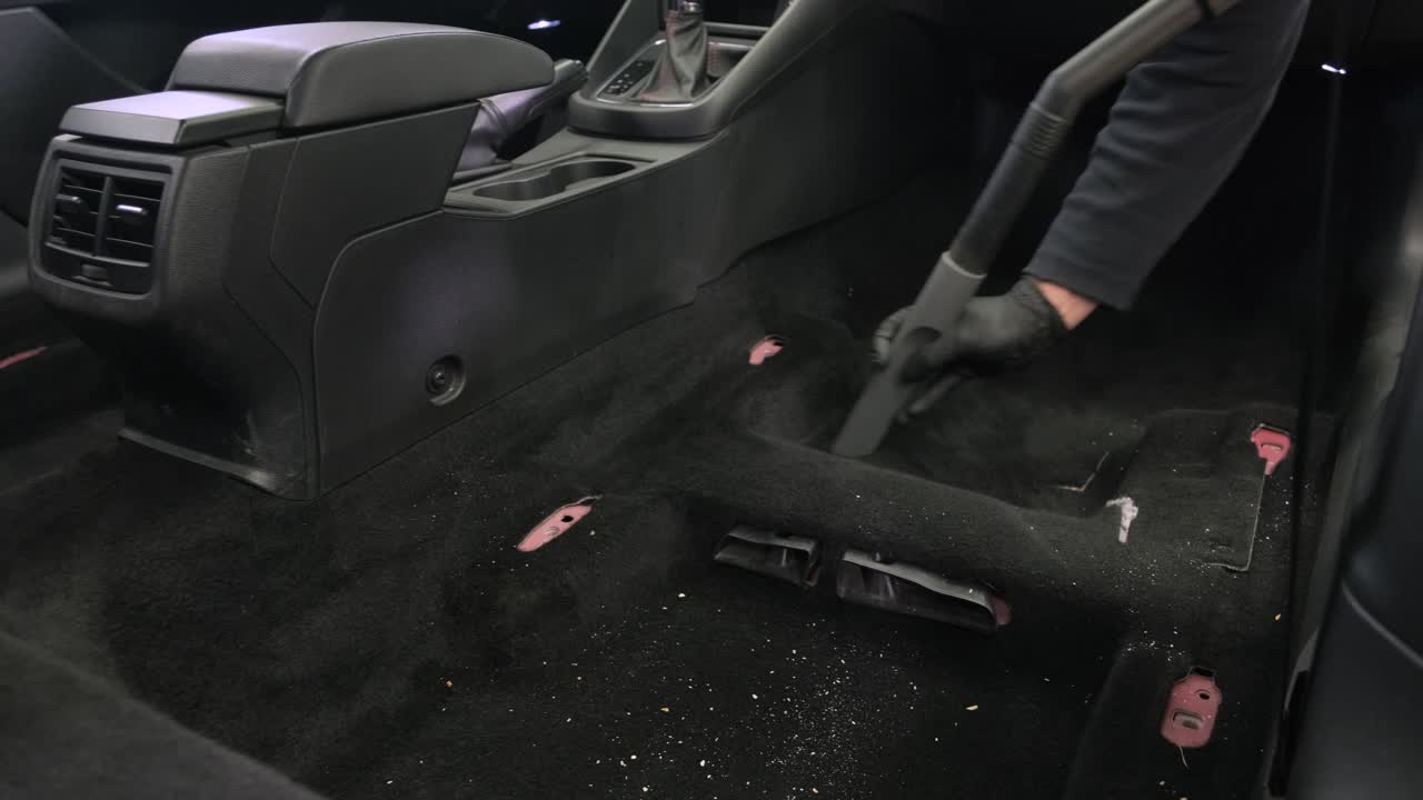 limpieza profesional de automóviles. lavado de sars. detalles interiores. limpieza en seco y detalles del interior de un automóvil. limpeza profunda de asientos. limpeza de espuma en el lavado de automóviles; limpieza del panel del automóvil del polvo. una aspiradora