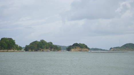 Toba-Bay-Island-on-Overcast-Day-in-Mie-Prefecture,-Panning-over-Seaside