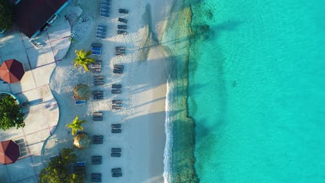 Von-Oben-Nach-Unten-Schwenken-Am-Strand-Von-Grote-Knip-Auf-Curaçao,-Kristallklares-Wasser-Und-Weißer-Sand