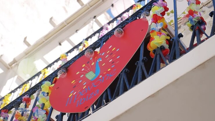 Il pavone Ibiza sign on a decorated balcony