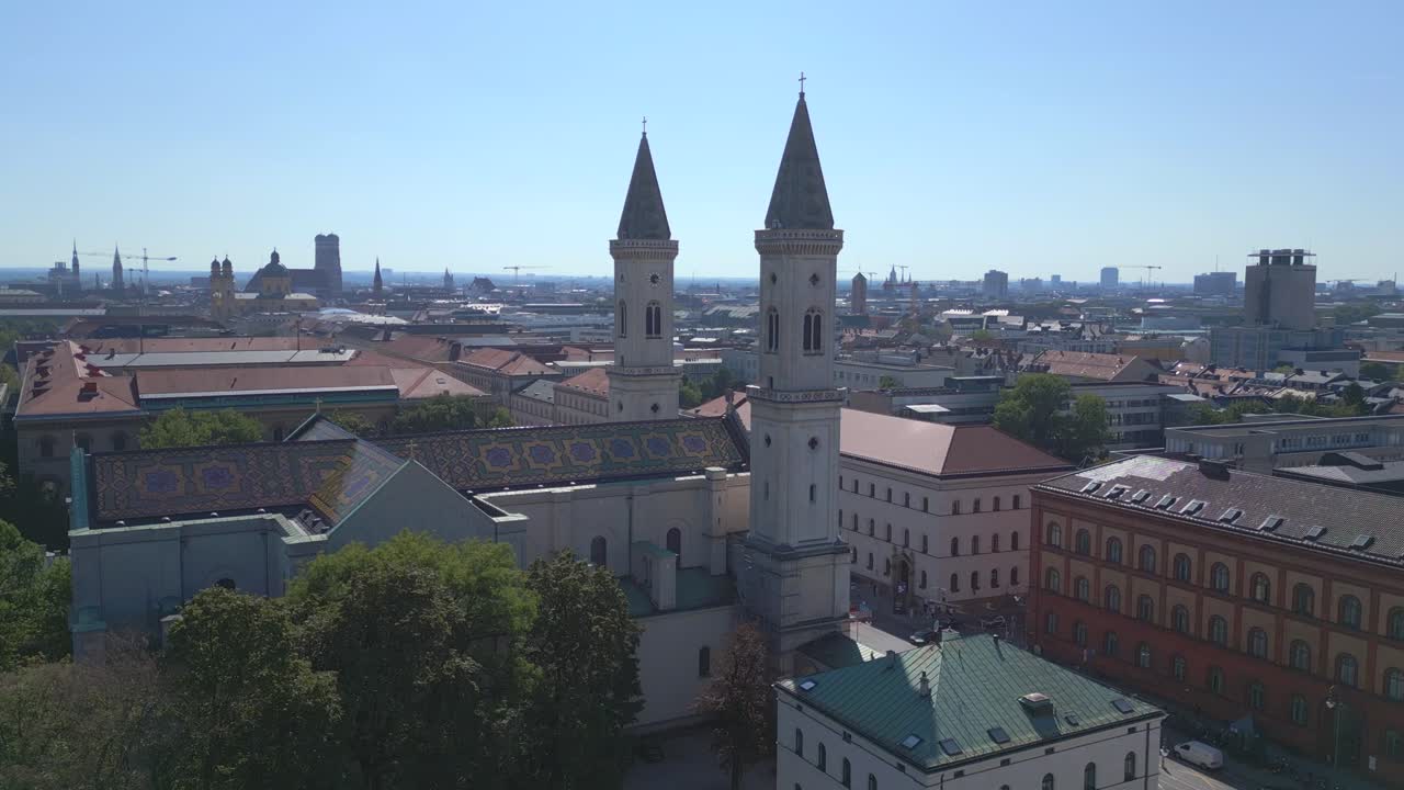 bonita vista aérea de arriba vuelo iglesia st ludwig ciudad ciudad de munich alemania bávaro, verano cielo azul soleado día 23