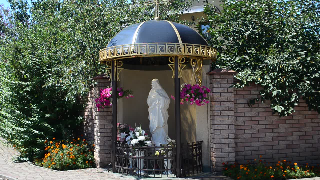 House adjoining chapel. Shooting in the summer