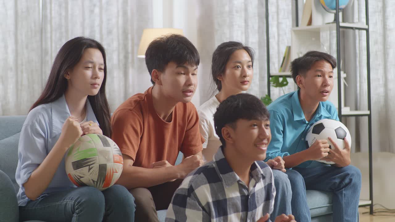 친구 들 이 축구 경기 를 보고 있다