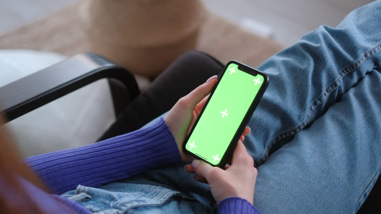Vídeo de arquivo Premium - Jovem sentada no sofá em casa e usa um ...
