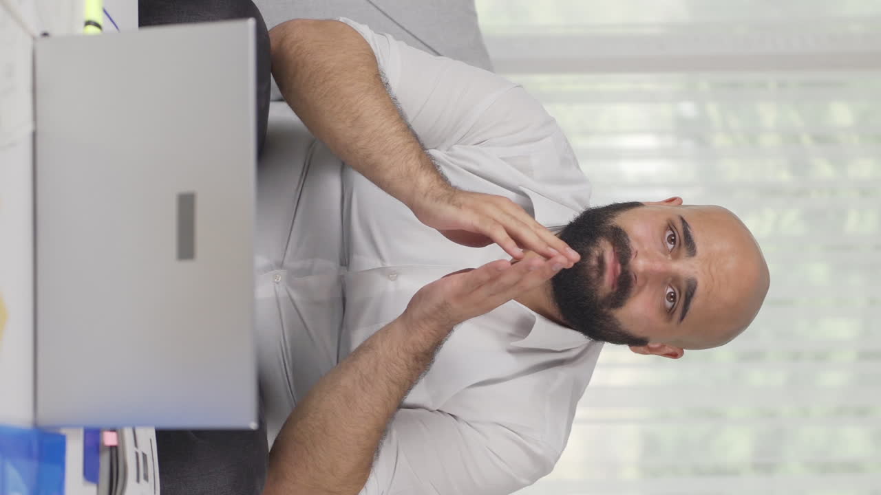 홈 오피스 근로자가 실패하는 수직 비디오.